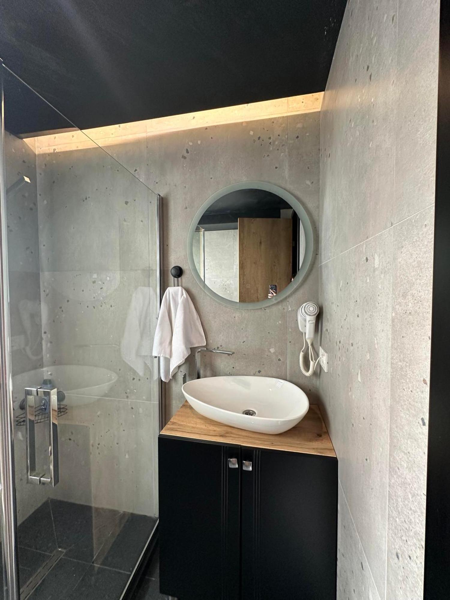 Zet Apartments - Bedroom & Bathroom พริสตีนา ภายนอก รูปภาพ