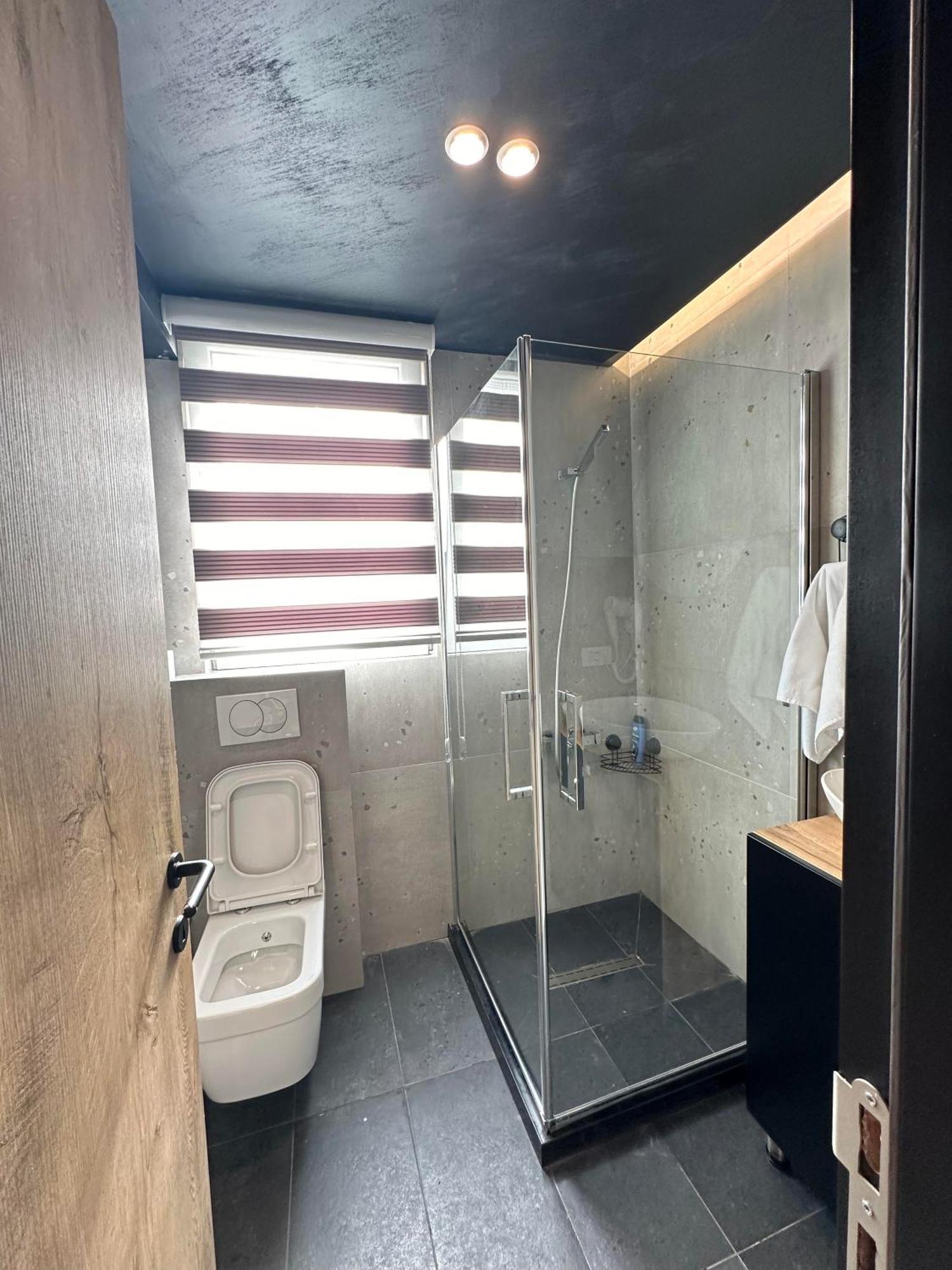 Zet Apartments - Bedroom & Bathroom พริสตีนา ภายนอก รูปภาพ